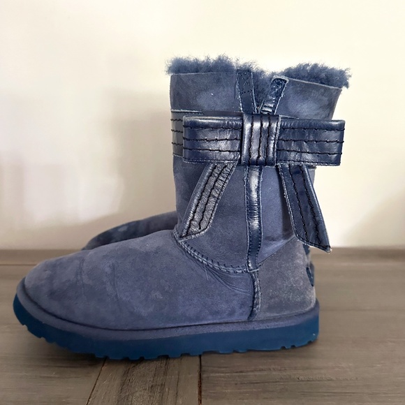 UGG Classic Short Navy Boot w/ Leather Bow Size 7 - Picture 1 of 5
